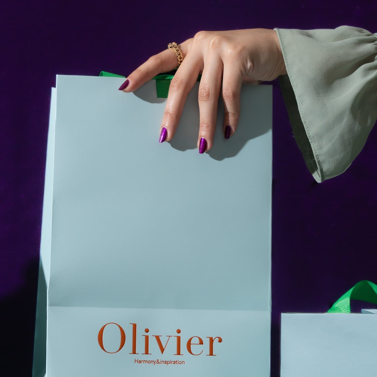The Olivier box with its ornate emblem, and the bag in hand with coffee