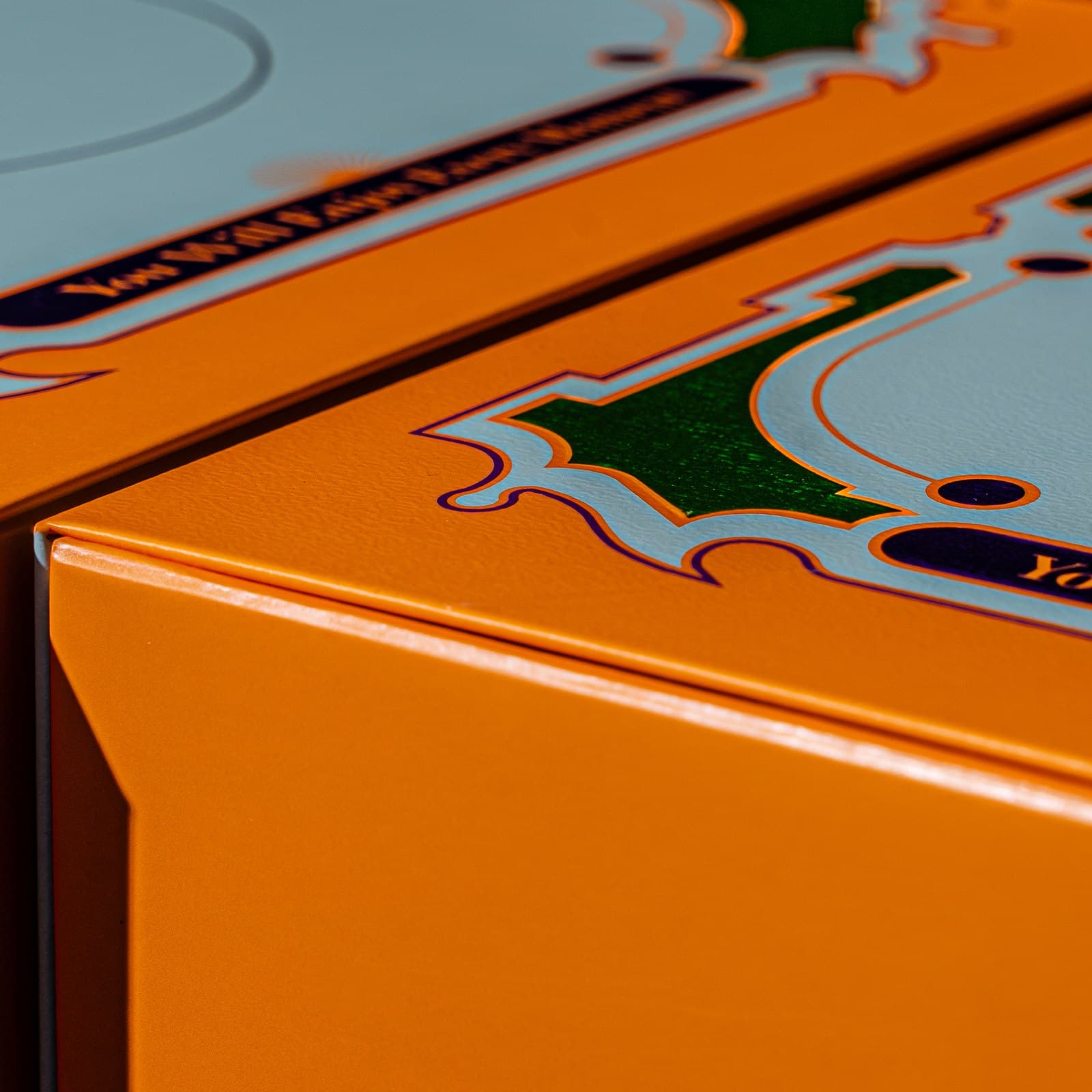The Olivier box with its ornate emblem, and the bag in hand with coffee